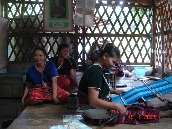 Karen-Frauen beim Weben