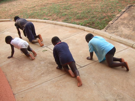 die Drillinge von Haus 7 mit Régis, der sich sooo viel um sie kümmert. total süß