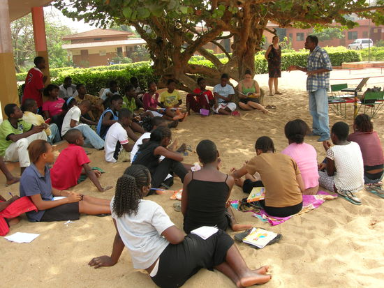 der der steht ist Monsieur Cyrille, der Fortbildungsleiter