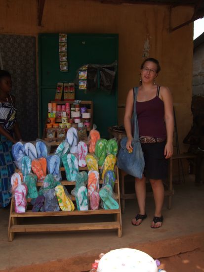 ein typischer beninischer Verkaufsstand am Straßenrand. Bisschen von dem, bisschen von dem und fertig.