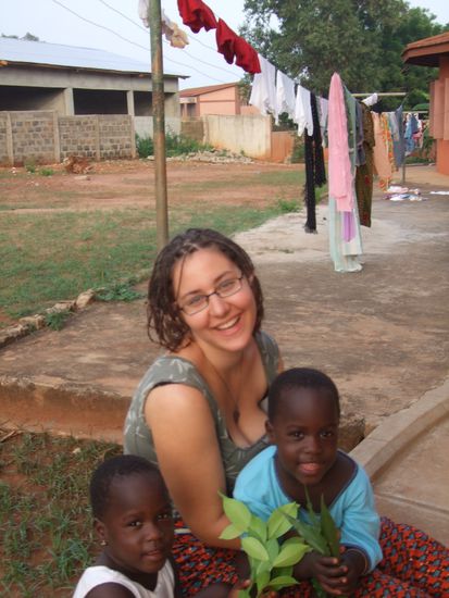 im Dorf mit zwei der Drillinge (Elisa und Elise)