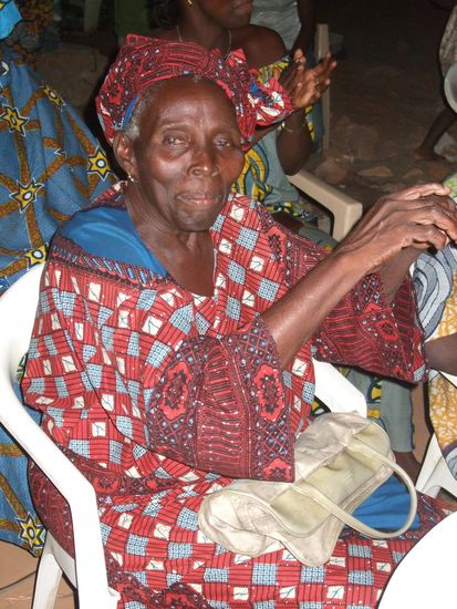 tanzt im Sitzen: eine Freundin Grandpas