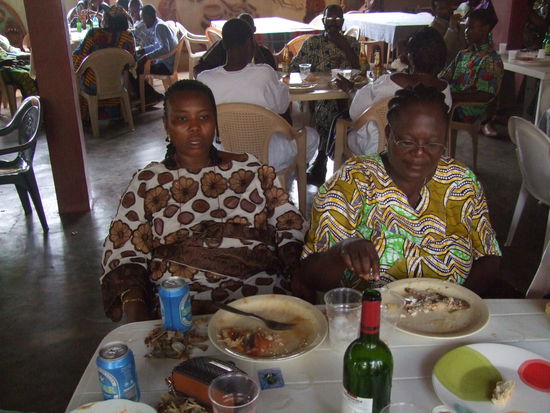 der gelbe Stoff ist einer der Berdigungsstoffe (ihn zu kaufen ist keine Pflicht sondern eine Art Respekt)