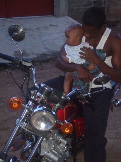 Mariano mit dem Nachbarskind - 
als ich das gesehen hab (Kind und Motorrad)... der Wahnsinn!!