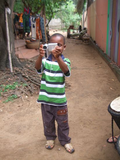 kommt ganz nach seiner Mama... "Donne-moi la caméra! Donne-moi la caméra!"