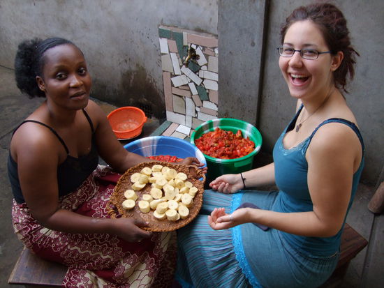 Irène und Ich beim Kochen von bananes frites