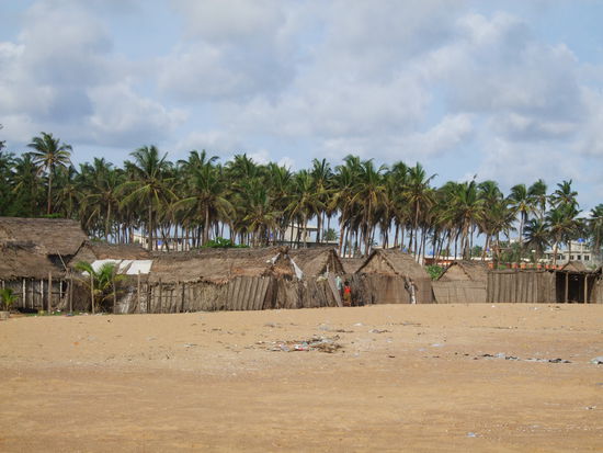Palmen, Strohhuetten, Sand, Sonne...