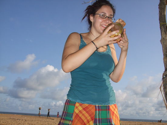 Kokosnuss am Strand, frisch gekoepft und getrunken. mhmm... lecker