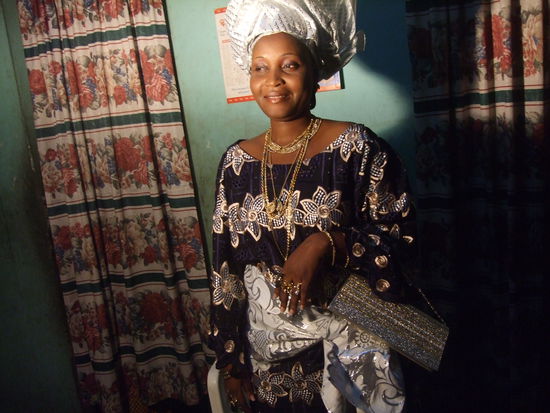 2. Outfit (man bedenke: Handtasche, Schuhe, Kofschmuck, Schminke jeweils passend!!!)