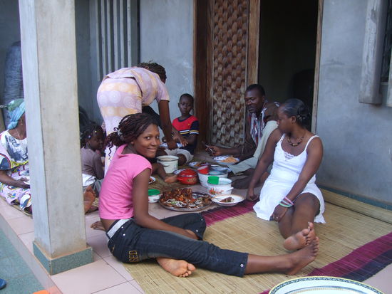 Geburtstagsessen traditionell auf dem Boden