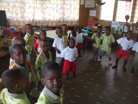 in der Mitte, die kleene barfuessige ist Elisa, eine der Drillinge