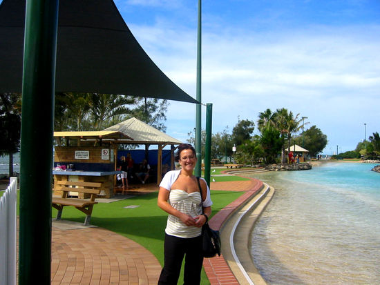 Lagune mit Tascha im Vordergrund und ein paar grillenden Aussies (einer weitverbreiteten Spezies hierim Hintergrund.