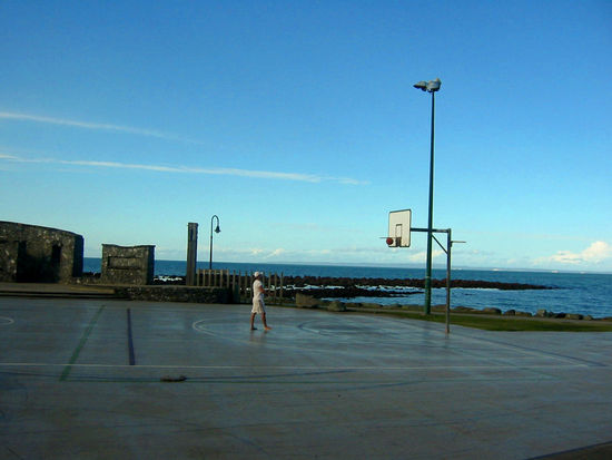 Einsamer, schuhloser Basketballer 
Naja, aber bei so einer Hintergrundkulisse...
