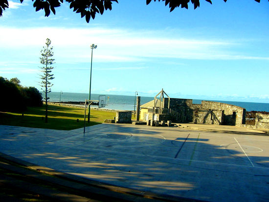 Basketballplatz mit Meeresblick in historischem Ambiente