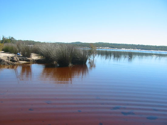Lake Birraboon mit seinem roten Wasser