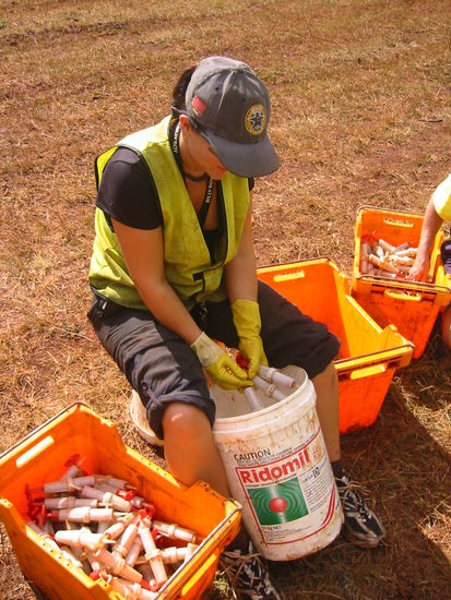 Tascha bei ihrer Lieblingsbeschäftigung im neuen Job- Spritzen aufziehen!
Ist echt anstrengend...