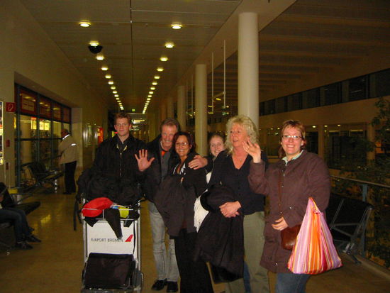 Letztes Foto der Hinterbliebenen am Bremer Flughafen