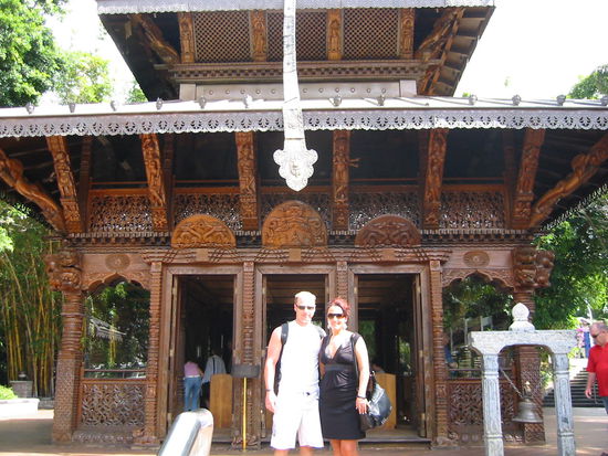 Vor der nepalesischen Pagode in Brisbane