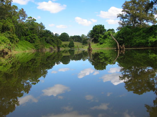 Ein Blick auf den reissenden Caboolture River...