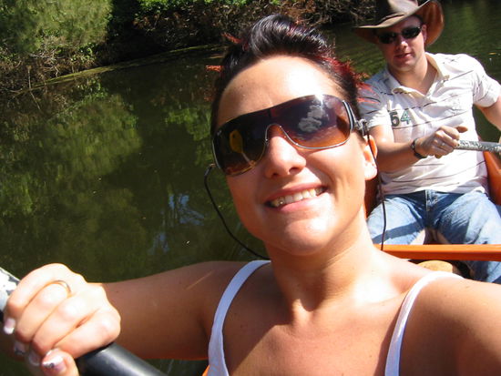 ...während einer halsbrecherischen Rafting Tour mit dem Kanu (man beachte das tosende Wasser im Hintergrund