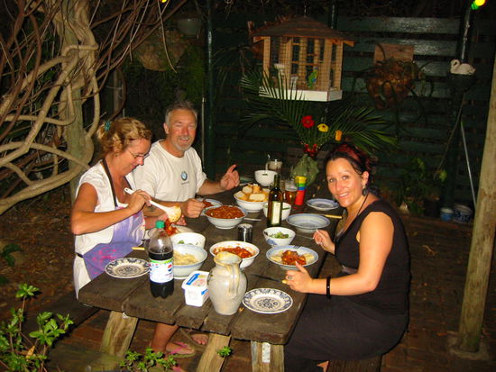 Abendessen bei unseren "Gasteltern" mit Pasta und Wein