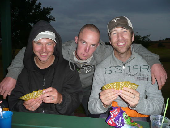 Der mit der dicken Backe ist "Hiney" (Heini) und rechts Markus aus Hamburg