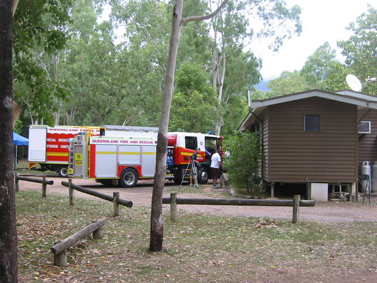 Rettungseinheiten und Kamerateam im Camp