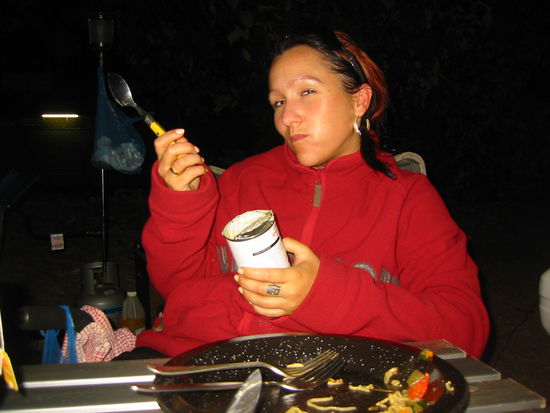 Tascha geniesst den Dosenfrass, Milchreis aus der Dose...