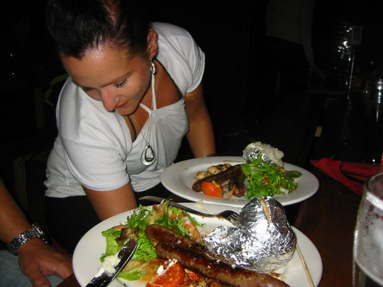 Australisches Allerlei- Emu, Känguru und Krokodil-Fleisch, dazu eine ordinäre Ofenkartoffel und Salat