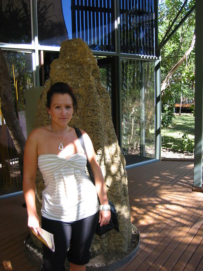 Angekommen im Kakadu Visitor Centre- vor einem Termitenhügel