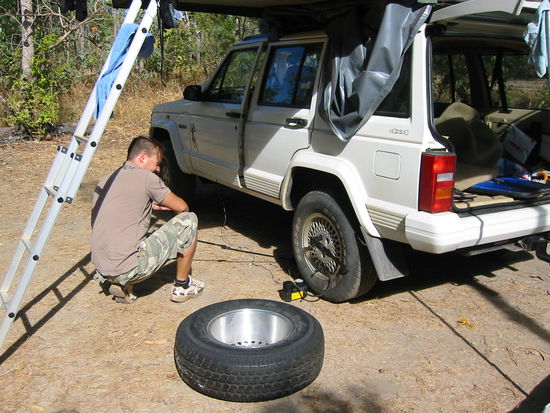 Reifenwechsel in der Mittagshitze- was für ein Spass