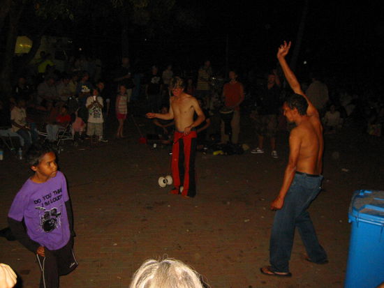 Unterhaltung am Nachtmarkt