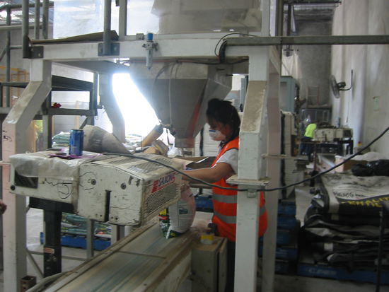 Tascha beim höchstanspruchsvollen Abfüllen eines Sackes- hier ist Präzision und Fingerfertigkeit gefragt