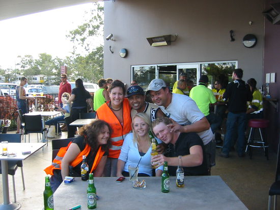 Knock-off oder einfach auch nur "Feierabend" am Freitag auf australisch- was an diesem Tag einfach nur eine Abschiedsparty von Pepi (der in der Mitte neben Tascha)war, scheint für viele Arbeiter hier völlig normal zu sein- man beachte all die leuchtend-gelben Leute im Hintergrund