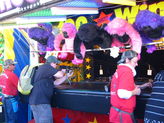 Hier wird in der Schiessbude mit dem Maschinengewehr geschossen