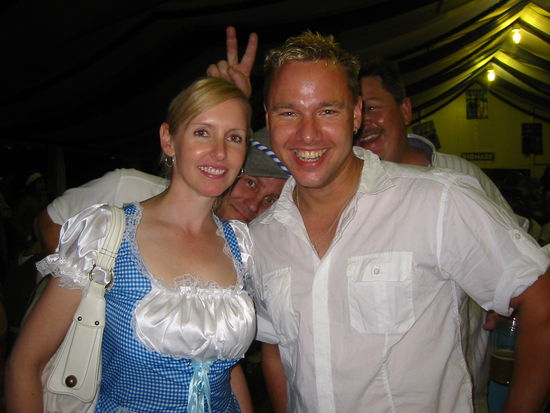 Heidi und der Ziegenpeter im Hintergrund