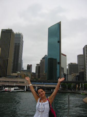 Tascha vor der Skyline von Sydney