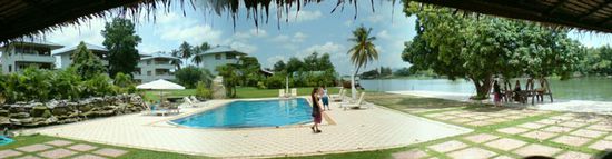 Blick auf den Pool des Resorts...rechts der Kwai.