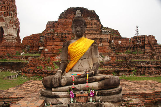 Typische Buddhafigur in den Ruinen.