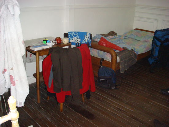 Spartanisch, aber genug und frisch gestrichen