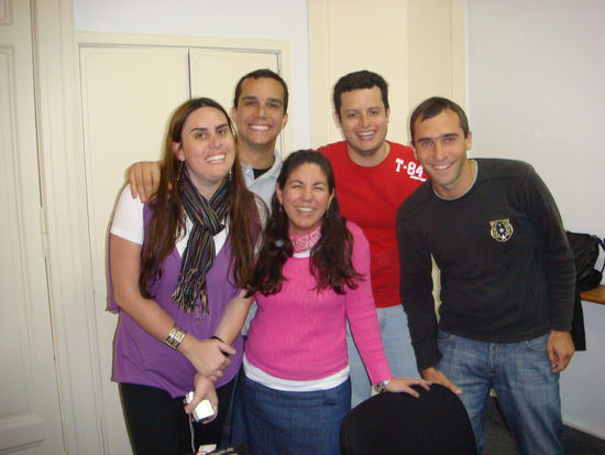 Jarons Klassenkameraden mit Lehrerin in der Mitte