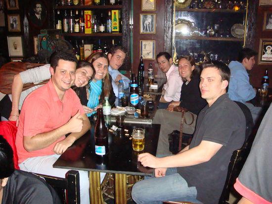 Geselliger Abend im Pub. Das heimische Bier Quilmes darf natuerlich nicht fehlen.