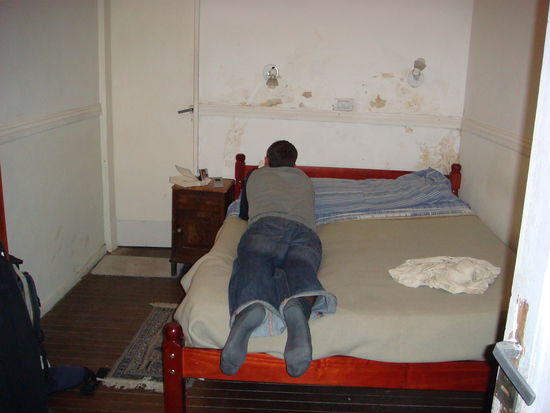 Unser Schimmelzimmer (man siehe die Frontwand), danach sind wir in ein anderes Zimmer gezogen das frisch gestrichen war