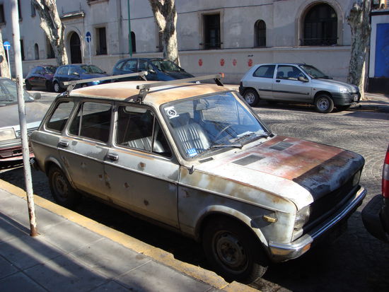 Verbeult und vom Rost zerfressen,