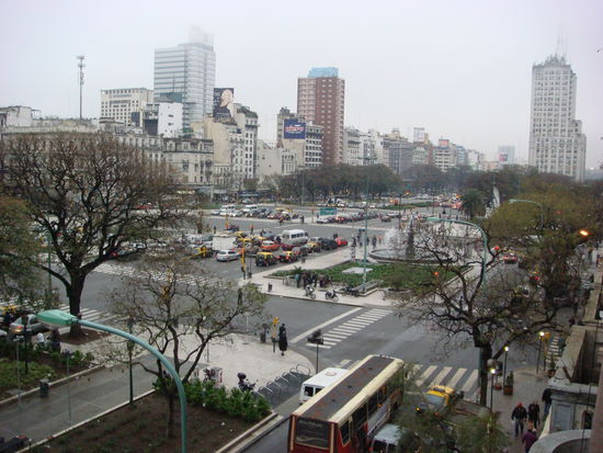 16 Fahrspuren, schwierig unter diesen Umstaenden an einem Stueck ueber die Strasse zu kommen