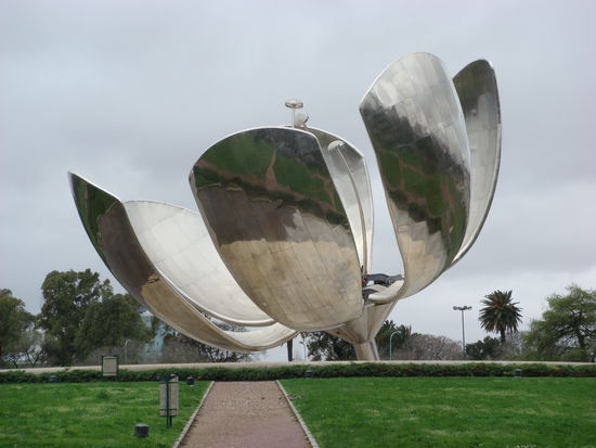 Floralis Genérica, am Abend verschliesst sich die Blume jeweils wieder