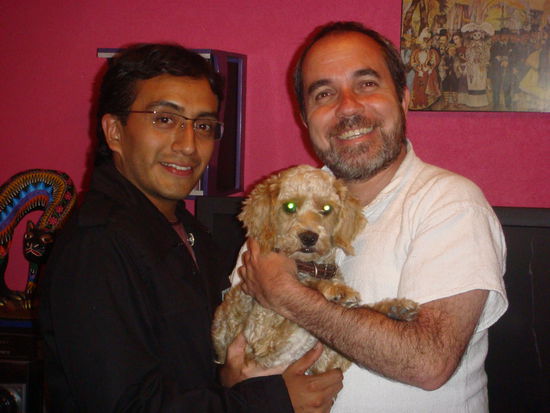 Manuel, Dimaggio (der quirlige Hund) und Aaron, die liebenswerten Besitzer des Hostal Montejo. Aaron unser persoenlicher Spanischlehrer, der vorallem Susanne immer wieder korrigierte!