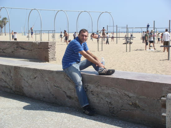 Jaron dehnt und hinten links sieht man Susanne gelenkig an den Ringen herum turnen. Sie war ja schon immer eine Wucht im Turnen...