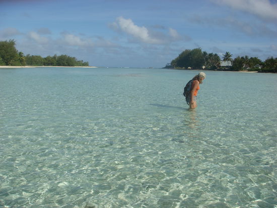 Wir waten bei Ebbe zum unbewohnten Motu (kleine Insel) rueber die wir ganz fuer uns alleine hatten.