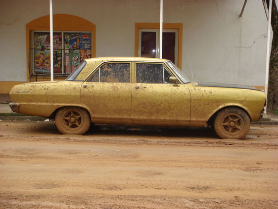 Viele Strassen im Ort sind immer noch richtige Schlammpisten.